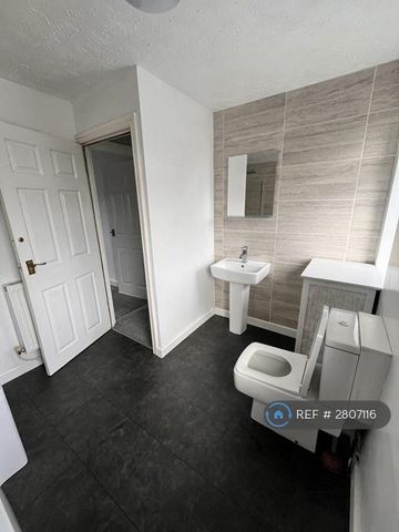 3 bedroom terraced house to rent - Photo 4