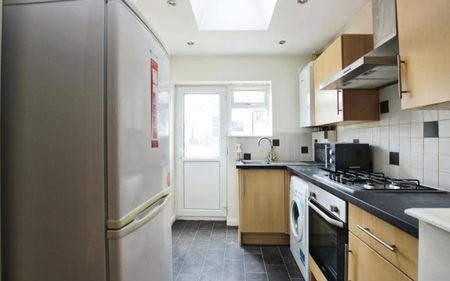 A lovely two bedroom garden flat. 6 months only! - Photo 5