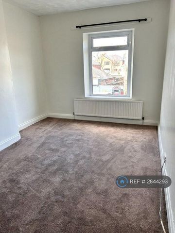 3 bedroom flat to rent - Photo 3