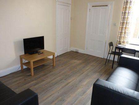 3 bedroom flat to rent - Photo 2