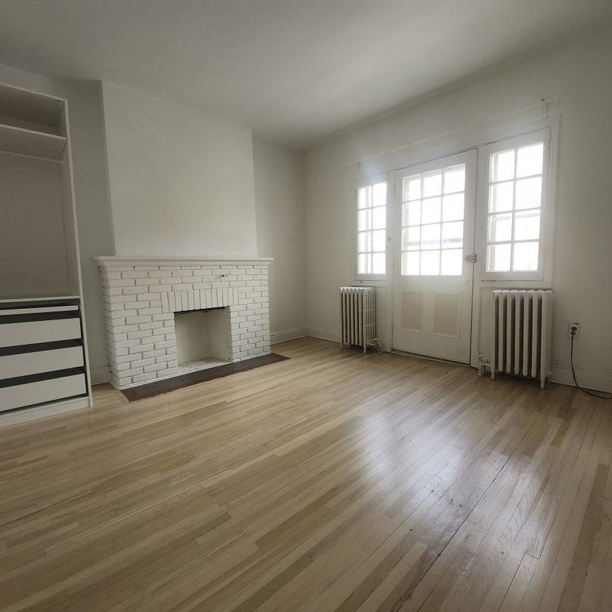 Appartement rénové de 3 chambres à l’étage supérieur d’un duplex – Semi-meublé. - Photo 1