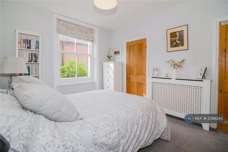 3 bedroom flat to rent - Photo 4