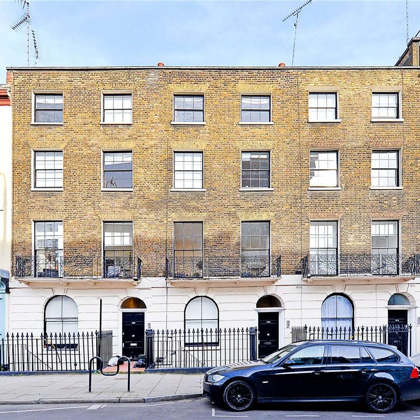 SHARER FRIENDLY - A spacious three bedroom apartment arranged over two floors and set in 935 sq ft, located 0.4 miles to UCL University. - Photo 1