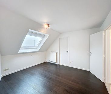 Ruim duplexappartement met drie slaapkamers en private parking. - Photo 2