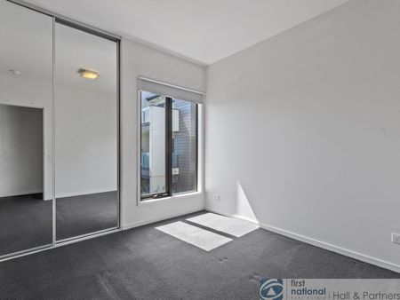 walking distance to train station - Photo 3