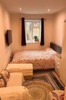 Studio Flat, Hooking Green, HA2 - Photo 1