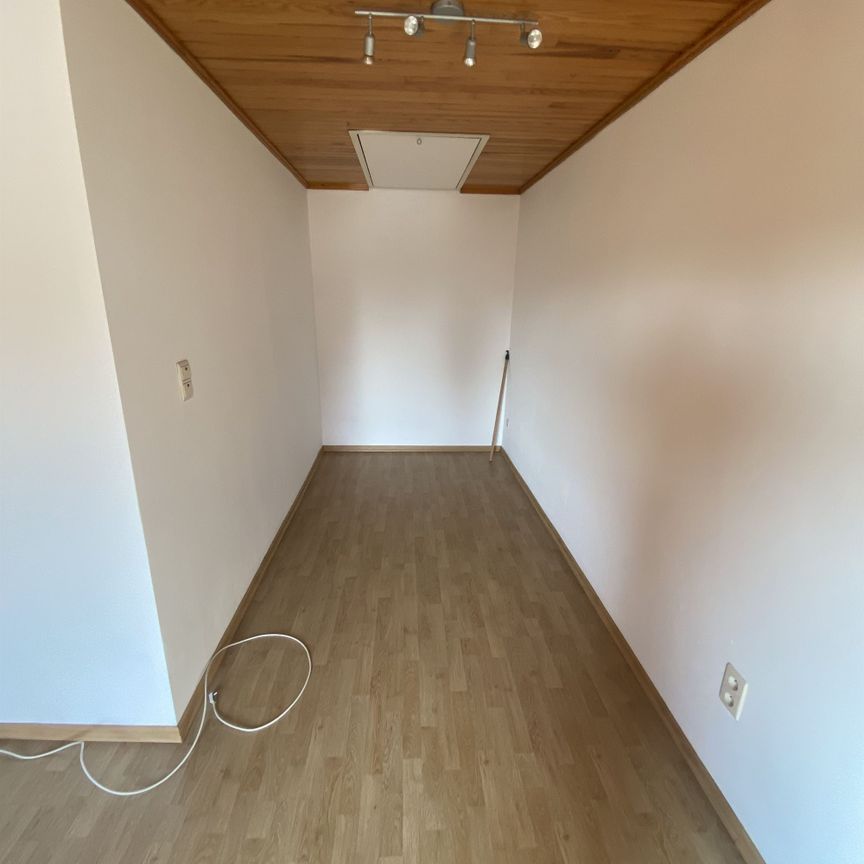 Très bonne maison d’habitation avec cour et grand garage - Foto 1