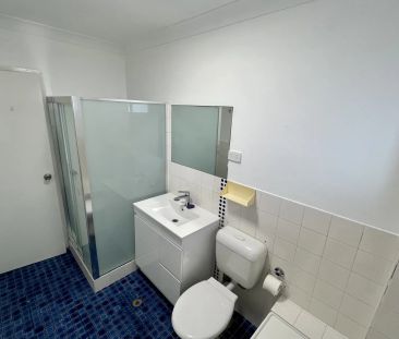 Spacious & Sunlit 2-bedroom unit with lockup garage - Photo 6