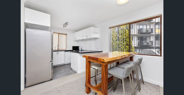 STYLISH FULLY FURNISHED APARTMENT IN A QUIET EAST PERTH CUL-DE-SAC - Photo 1