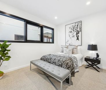 Stunning Sky Home Living in Prestigious Norwood - Photo 3