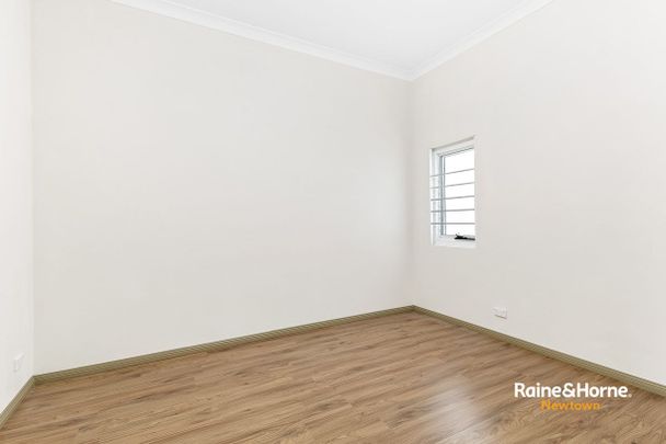 Charming Residence in the heart of Newtown - Photo 1