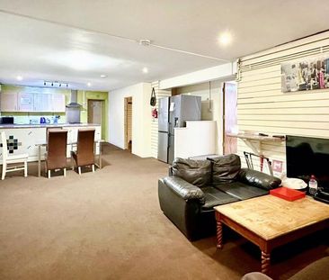 1 bedroom in a flat share to rent - Photo 2