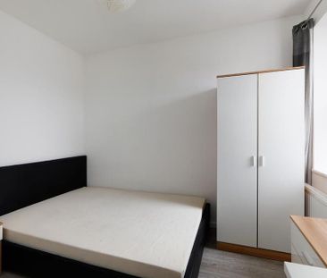 3 bedroom flat to rent - Photo 3
