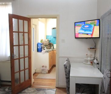 2 bedroom end of terrace house to rent - Photo 5