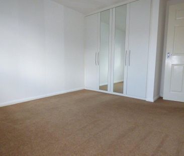 2 bedroom ground floor flat to rent - Photo 3