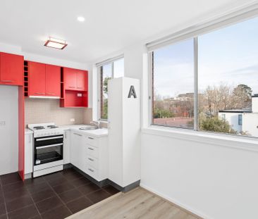 Light-Filled Top Floor Living in a Prime St Kilda Location - Photo 3