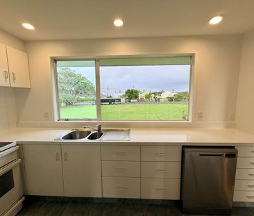 Stylish and Spacious 3-Bedroom Home in Prime Northcote Point Location - Photo 3