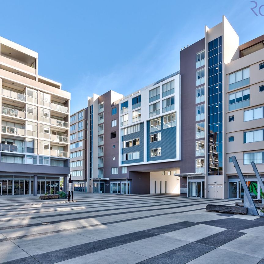 Air-conditioned studio apartment in Newcastle's popular Honeysuckle precinct by Newcastle harbour. - Photo 1