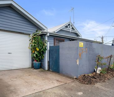 Charming Retro Cottage Living - Photo 6