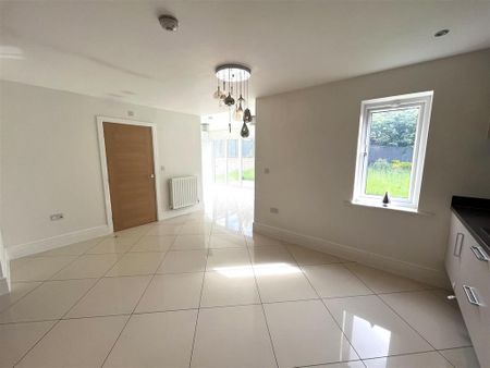 4 bedroom detached house to rent - Photo 2