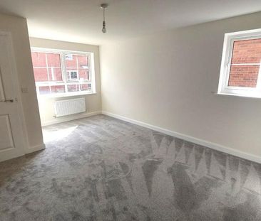 3 bedroom semi-detached house to rent - Photo 3