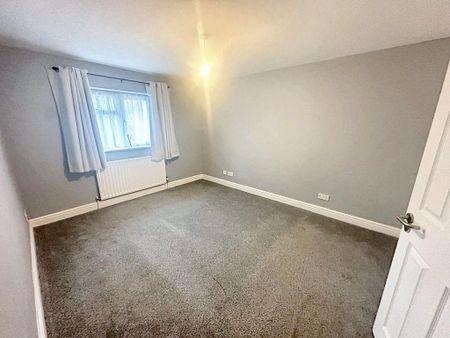 4 bedroom semi-detached house to rent - Photo 2