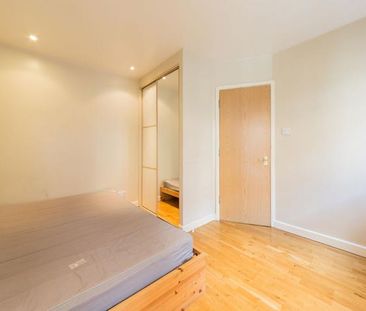 City Location 1 bedroom property with balcony near old street station - Photo 1