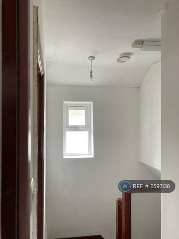 5 bedroom semi-detached house to rent - Photo 4