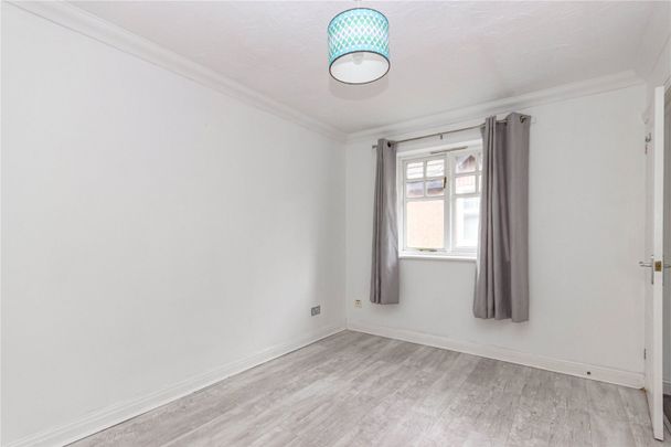 Avon Close, - Photo 1