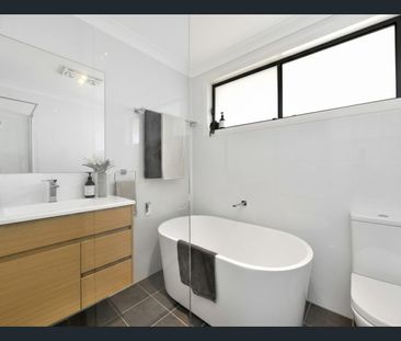 Modern 4-Bedroom house for Rent – Just footsteps to Leumeah Station. - Photo 2