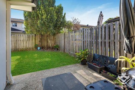 Spacious & Stylish Townhouse in Prime Upper Coomera Location! - Photo 3