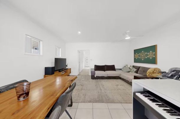 Fully Furnished Modern North-Facing Apartment in 'The Enclave' Complex, 3 Bed 2 Bath - Photo 1