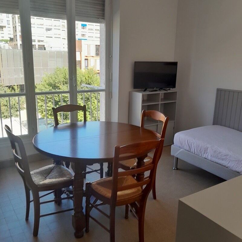 Appartement 1 pièces 27m2 MARSEILLE 2EME 650 euros - Photo 1