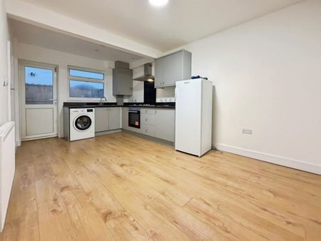 3 bedroom House To Let - Photo 2