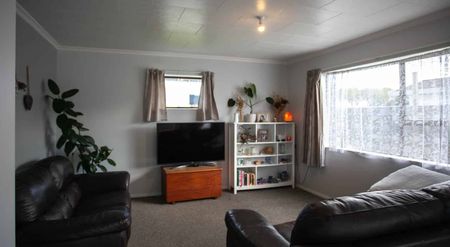 Tidy Home Close to Town - Photo 4