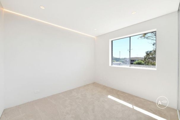 Modern & Renovated 2 Bedroom Top Floor Apartment In Prime Location - Photo 1