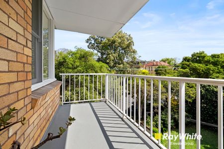 Spacious Top-Floor Apartment with Sun-Drenched Balcony & Lock-Up Garage - Photo 5