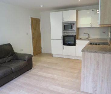 3 bedroom flat to rent - Photo 3