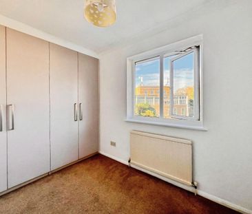 Bradleigh Avenue, Grays, RM17 - Photo 4