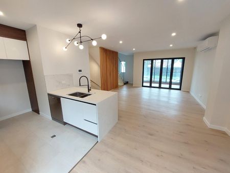 Exceptional 3-Level 4-Bedroom townhouse in Double Grammar Zone! - Photo 4