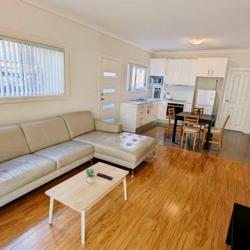 Private room with own bathroom - Photo 1