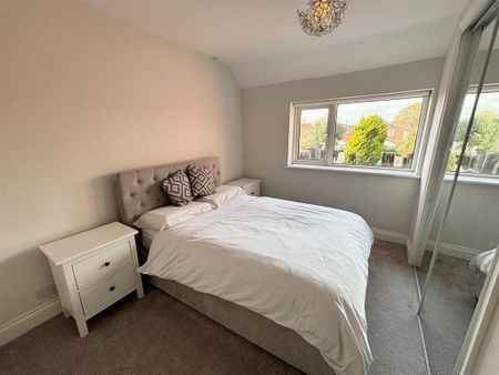 4 bedroom semi-detached house to rent - Photo 4