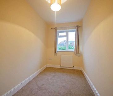 Regents Avenue, Hillingdon, UB10 - Photo 2