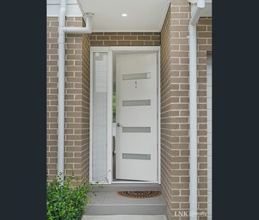 MODERN AND SPACIOUS TOWNHOUSE - Photo 6