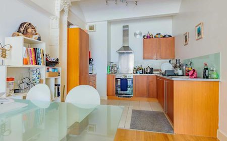 A fantastic unfurnished two bedroom apartment with water views and access to allocated parking. - Photo 3