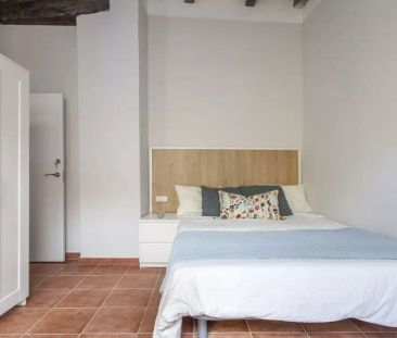 Room in a shared 14-bedroom apartment for rent in La Seu, professio... - Photo 5