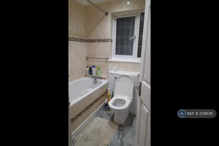 1 bedroom in a house share to rent - Photo 3