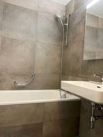 Charmant appartement entièrement rénové de 3 pièces dans les combles - Photo 3