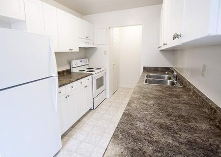 Oxford Park Towers - Photo 3