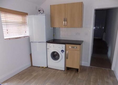 2 Bedroom Flat / Apartment - Cranbury Road, Eastleigh - Photo 4